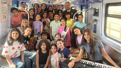 أوركسترا الأنامل الصغيرة تعزف في قطار العاصمة الإدارية الجديدة