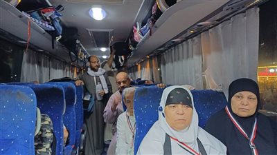 وسط الزغاريد والطبول.. الفوج الأول للحجاج يغادر أسيوط لأداء مناسك الحج