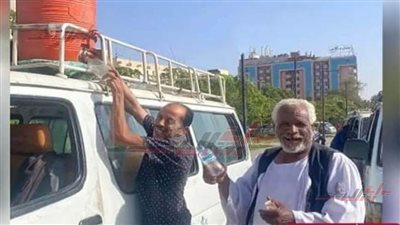 «عم محروس» يضع مبرد مياه أعلى سيارته ليروى ظمأ ركابه بأسوان