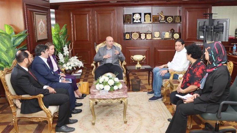 اجتماع محافظ بنى