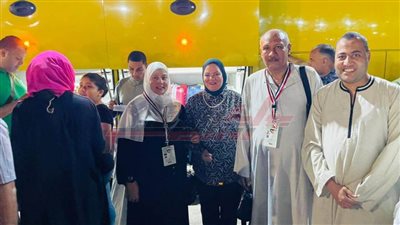 يا رايحين للنبي الغالي.. حجاج المنيا يغادرون للحج وسط فرحة كبيرة (صور)