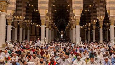 ضيوف الرحمن يؤدون صلاة الجمعة بالمسجد النبوي قبيل أداء شعيرة الحج