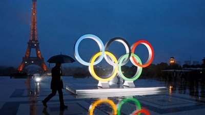 حلقات أولمبية على برج إيفل قبل 50 يومًا من انطلاق الألعاب 