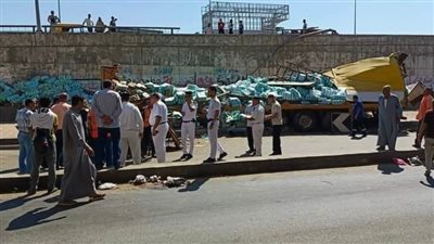 مصرع سائق تريلا ومرافقه بحادث انقلاب من أعلى كوبري إيتاي البارود