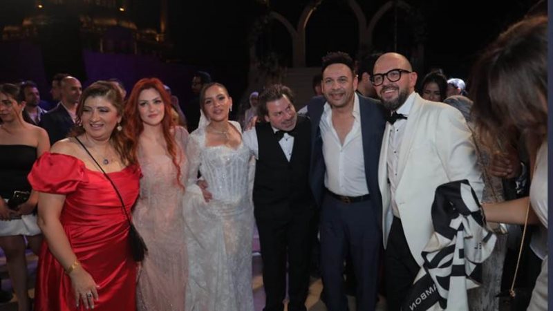 مصطفى قمر وزوجته