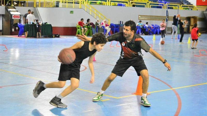 عامل نبيل خلاله التدريبات