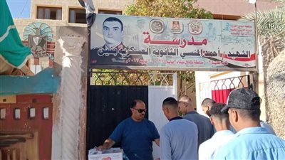 محافظ الوادي الجديد يوجه بتوزيع عصائر ومياه على طلاب الثانوية بسبب الحر