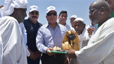 أهالي قرية غرب سهيل النوبية يستوقفون وزير النقل ويطالبونه بنقل الشكر والتحية للرئيس السيسي