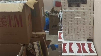 الداخلية تضبط شخصين بحوزتهما 67 ألف عبوة سجائر مجهولة المصدر ومهربة جمركيًا