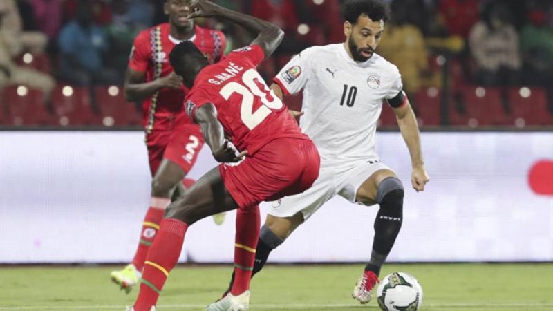 محمد صلاح يراوغ لاعب