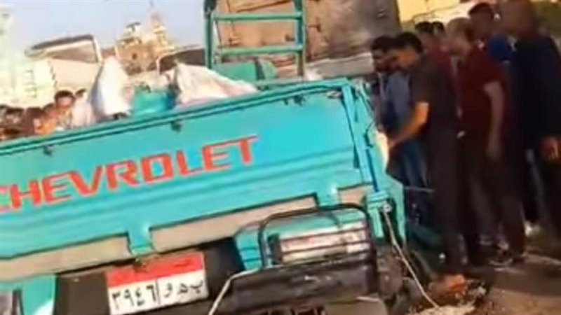 تصادم سيارة نقل محملة