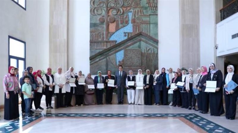 وزير الصحة مع المكرمات