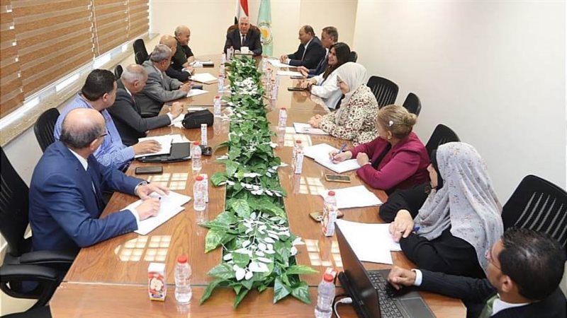 القصير خلال اجتماع