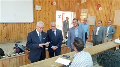 للاطمئنان على الامتحانات.. رئيس جامعة المنيا يتفقد امتحانات كلية الهندسة 