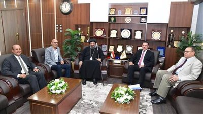 رئيس جامعة الوادي الجديد يستقبل وفدا من الكنيسة للتهنئة بعيد الأضحى المبارك