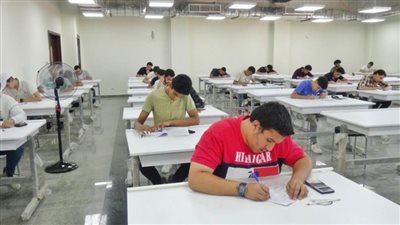 فرحات يتفقد لجان امتحانات برنامج هندسة الميكاترونيات والروبوتات الصناعية بجامعة المنيا الأهلية