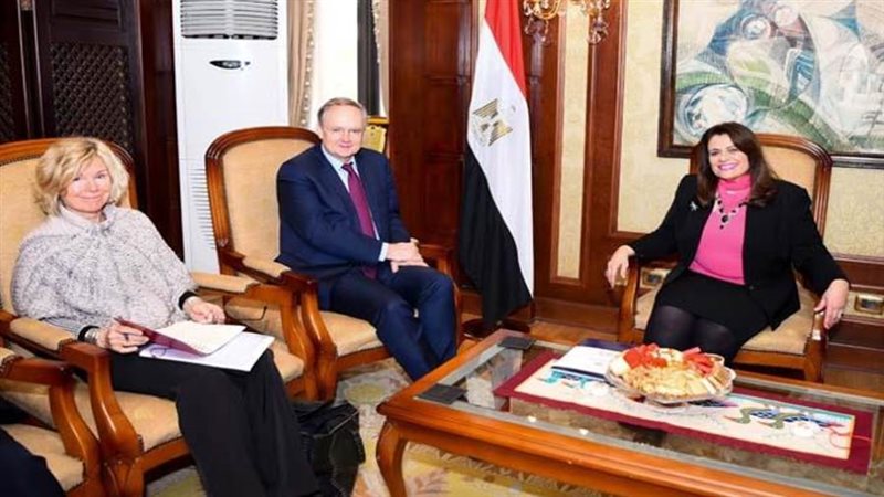 وزيرة الهجرة وسفير