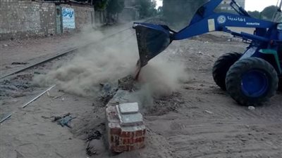 غلق 4 معابر مخالفة وغير قانونية على حرم السكة الحديد بكوم حمادة