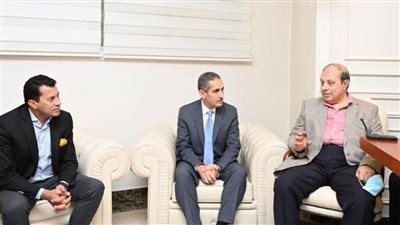 بالصور.. وزير الشباب ومحافظ الغربية يطمئنان على الحالة الصحية للسباحة شذى نجم بطنطا
