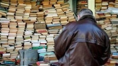 عاجل.. وثائق سرية على قارعة الطريق تباع بدولار واحد