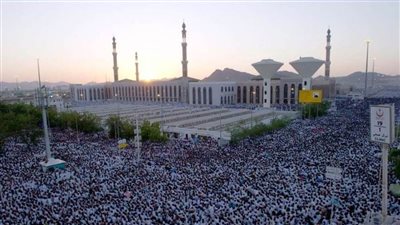 حجاج بيت الله الحرام يؤدون صلاتي المغرب والعشاء بمسجد المشعر الحرام في أجواء إيمانية