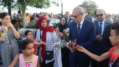 محافظ القليوبية يوزع الورد على المحتفلين بكورنيش بنها