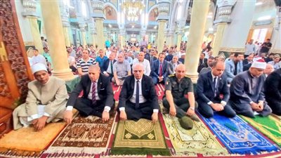 شاهد سكرتير عام البحيرة يؤدي صلاة عيد الأضحى المبارك بمسجد التوبة بدمنهور 