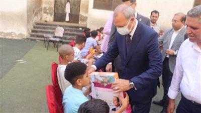 محافظ القليوبية يقدم التهاني للأيتام والمسنين والمرضى في أول أيام عيد الأضحى
