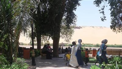 الشواطئ النيلية تحظى بتوافد مواطني أسوان في أول أيام العيد