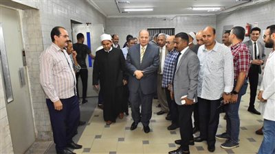 محافظ أسيوط يزور المستشفيات لتقديم التهنئة للمرضى بعيد الأضحى المبارك ويوزع عليهم الهدايا