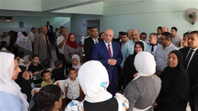 محافظ بني سويف يُعيد على الأيتام بحمعية رعاية المؤسسات