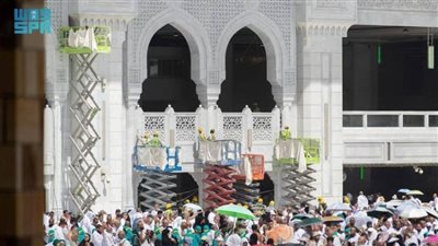 حجاج بيت الله الحرام يؤدون طواف الإفاضة وسط منظومة خدمات متميزة