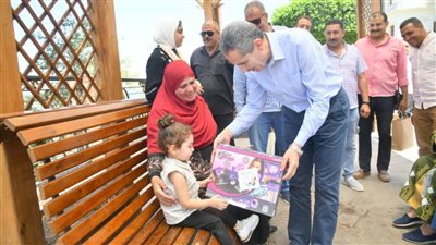 بالصور.. محافظ الغربية يوزع الهدايا على الأطفال في شوارع المدن