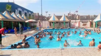 هرباً من درجات الحرارة.. حمامات السباحة مقصد الأطفال بكفر الشيخ