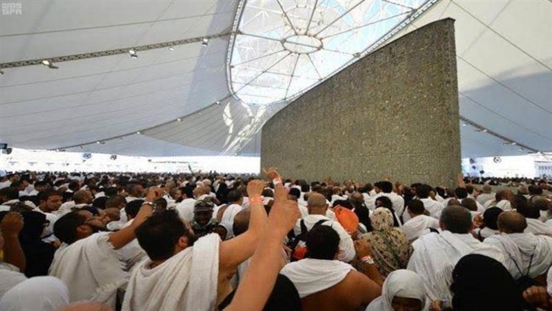 الحجاج يبدأون رمي