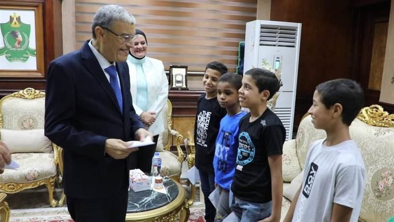 محافظ المنيا يهنئ