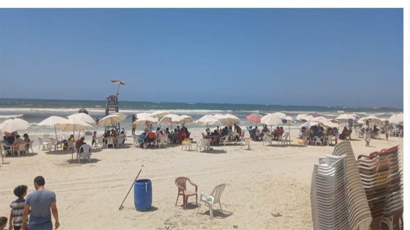 بين لافتات حمراء