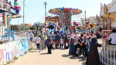 آلاف الزوار يتوافدون على حديقة صنعاء ونادي الخالدين بكفر الشيخ