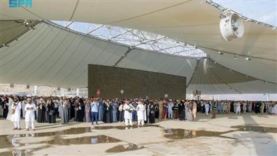 حجاج بيت الله الحرام يكملون رمي الجمرات الثلاث لليوم الأول من أيام التشريق