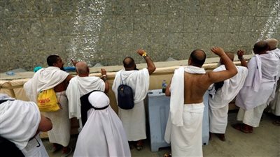 حجاج بيت الله الحرام يرمون الجمرات الثلاث .. ومنى تودع ضيوفها