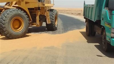 الوادي الجديد تواصل رفع الرمال المتحركة من الطرق السريعة 