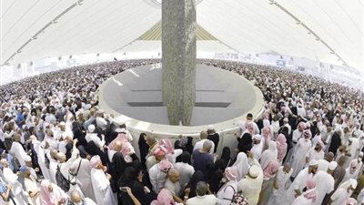 في آخر أيام الحج وثالث أيام التشريق.. حجاج بيت الله الحرام يرمون الجمرات الثلاث