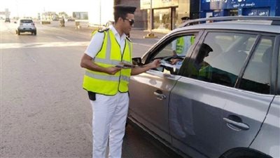 24 ساعة تجاوزات..كيف تخالف السيارات ضوابط المرور على الطرق؟