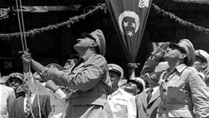 عبدالناصر يرفع العلم