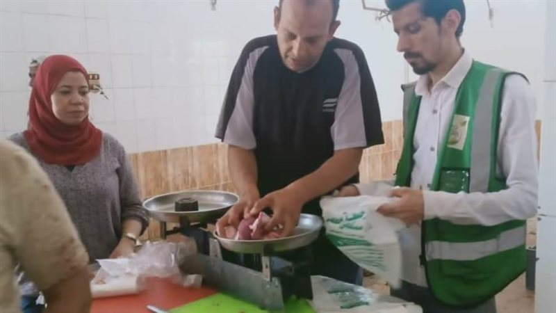 جانب من توزيع اللحوم