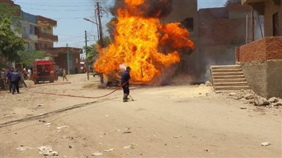 شاهد.. اندلاع حريق بمحول كهرباء إحدى قرى البحيرة بسبب ارتفاع درجة الحرارة