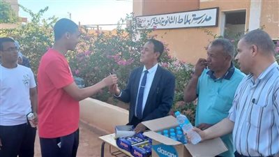 توزيع زجاجات مياه وبسكويت على طلاب الثانوية العامة في الوادي الجديد