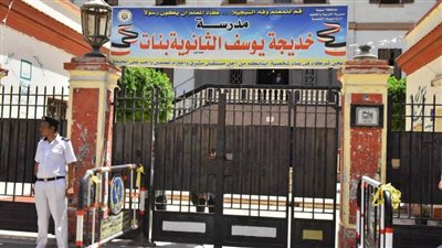 طلاب الثانوية العامة بأسيوط يؤدون امتحان اللغة العربية في 79 لجنة