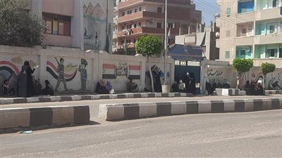 بالدعاء وقراءة القرآن.. أولياء أمور طلاب الثانوية العامة بالشرقية يفترشون الأرصفة أمام اللجان