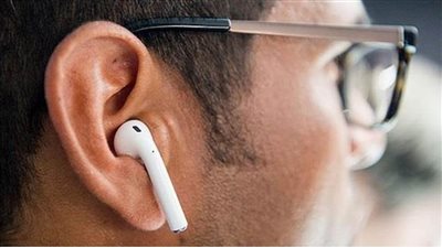 ضبط طالب بالسويس خلال محاولة الغش باستخدام سماعة إلكترونية